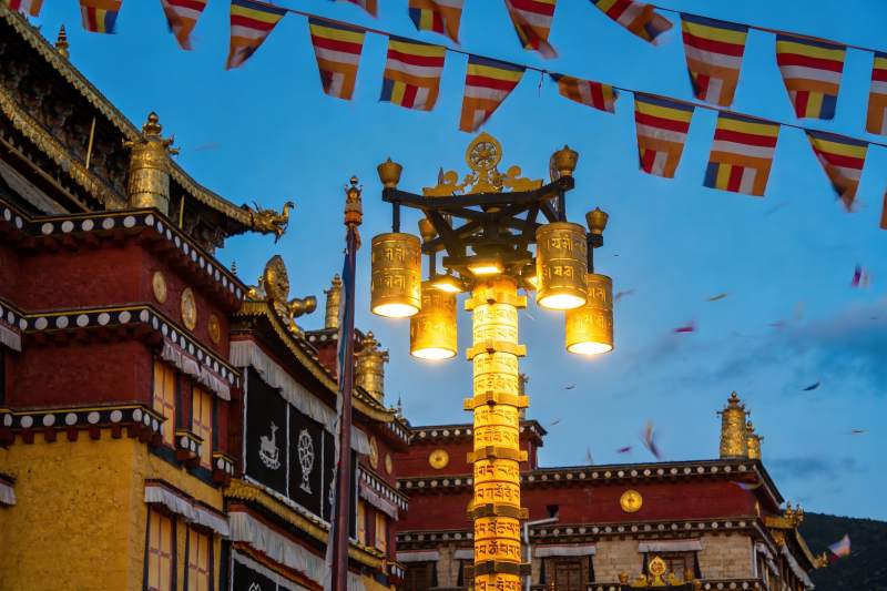 藏式寺庙夜景灯光与经幡图片
