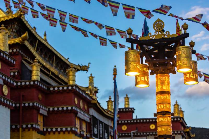 寺庙建筑与经幡灯柱图片