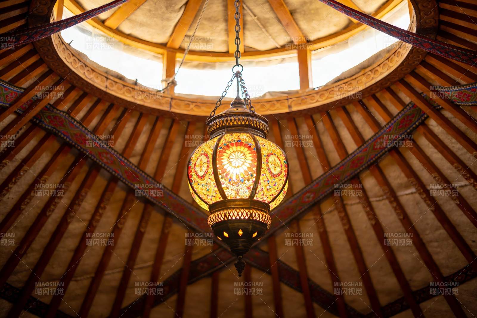 蒙古包内部装饰灯饰特写图片