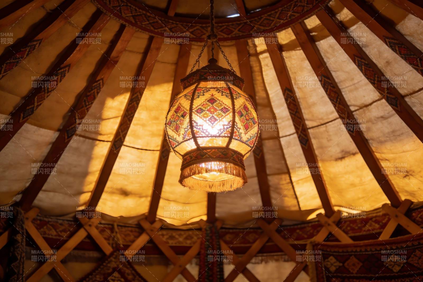 蒙古包内悬挂的精美灯笼图片