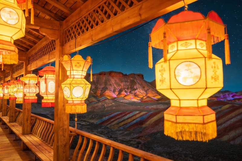 夜景灯笼映衬彩色山峦图片