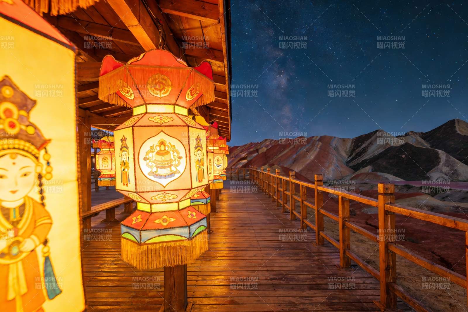 夜景木栈道彩灯映山图片