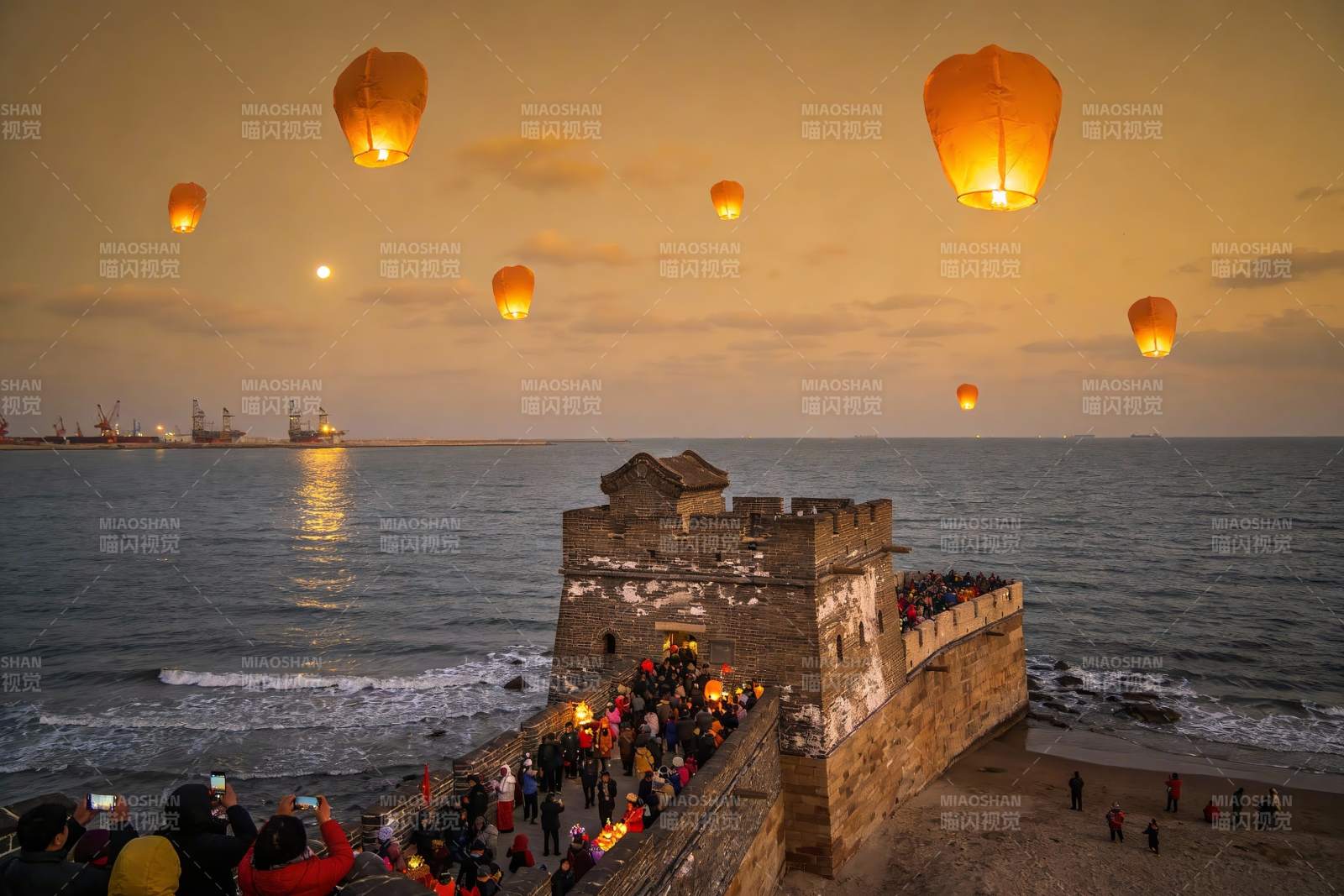 长城灯会夜景游人如织图片