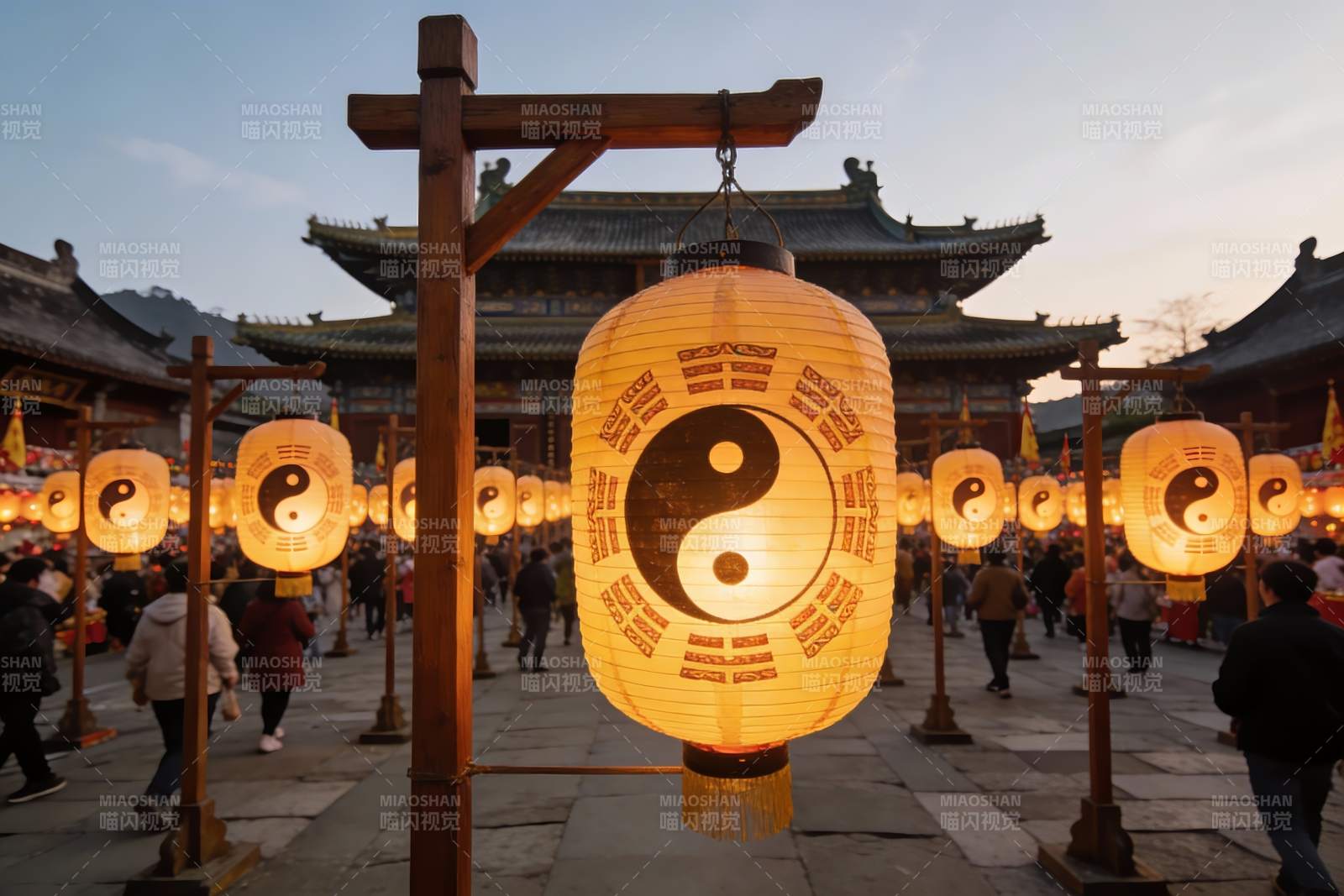 古建筑前灯笼映衬下的热闹街景图片