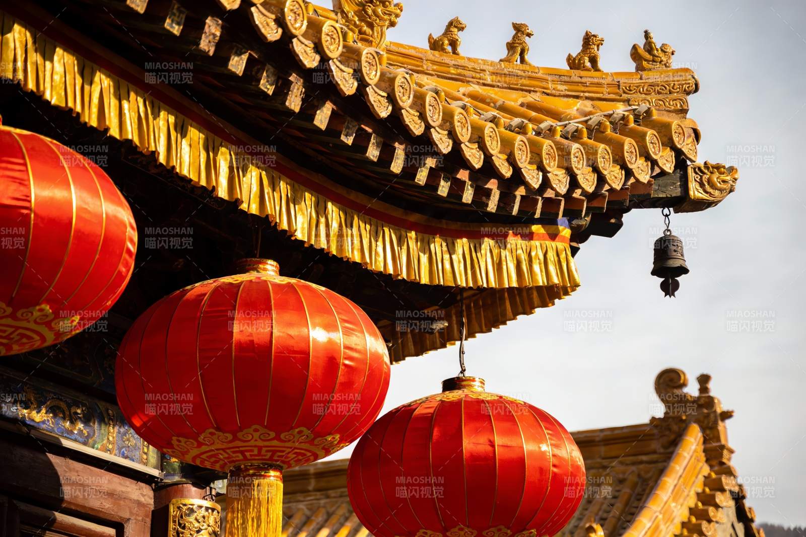 古建筑屋檐红灯笼图片