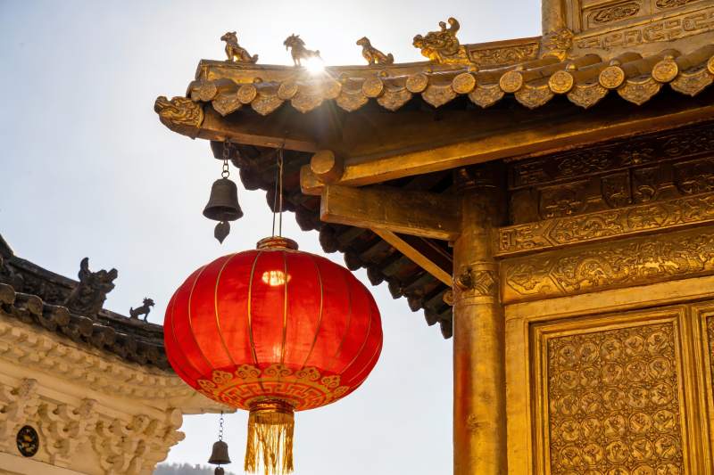 古建筑屋檐红灯笼图片