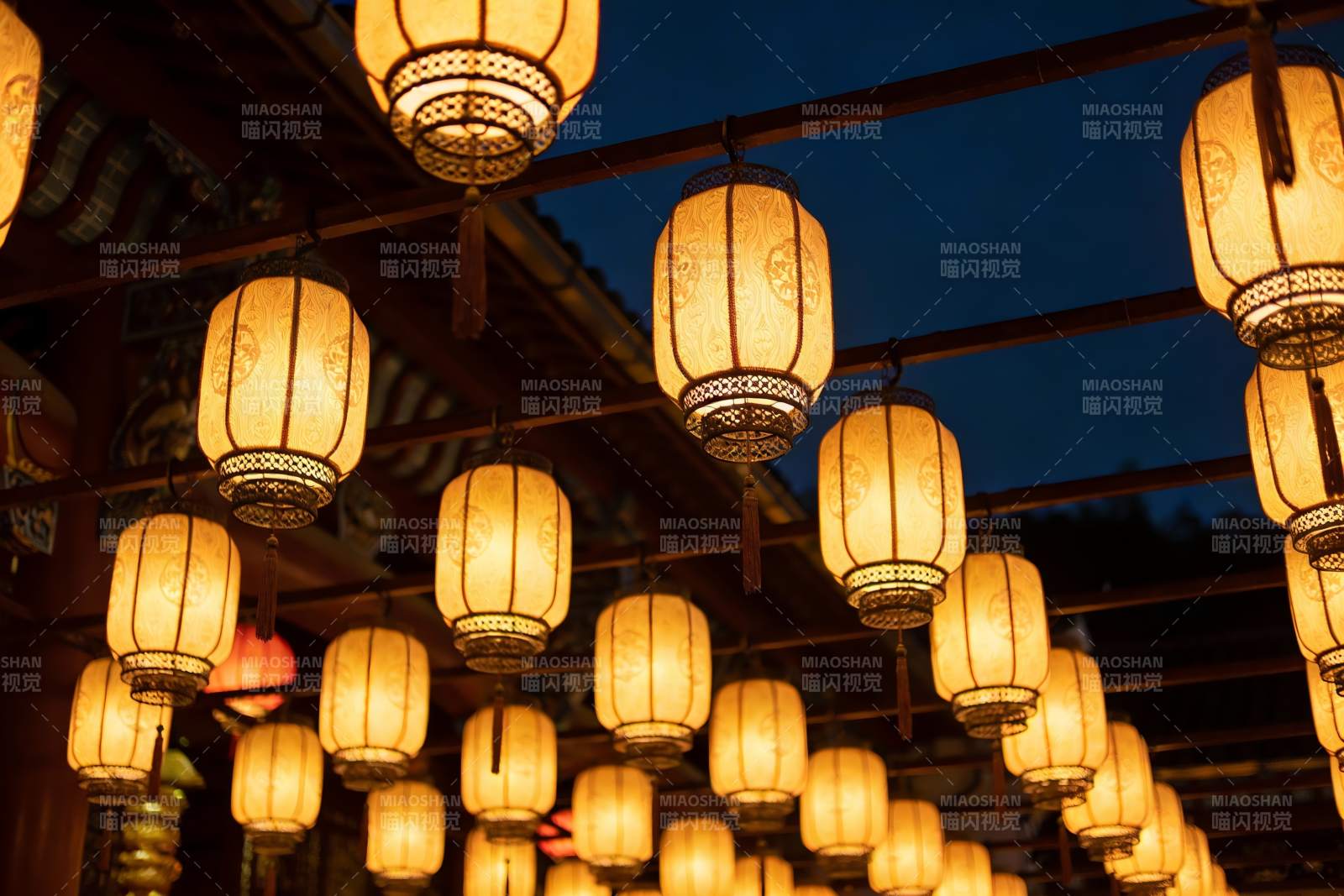 夜幕下古建筑灯笼璀璨图片