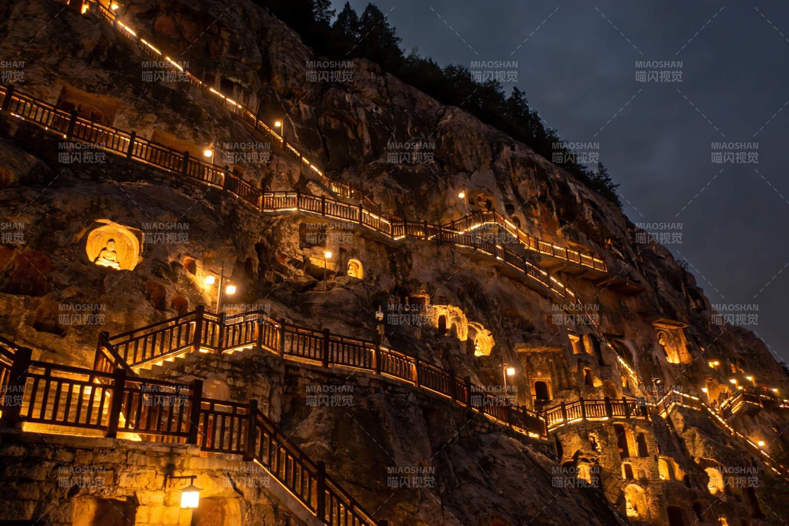 夜幕下的山崖佛龛与栈道图片