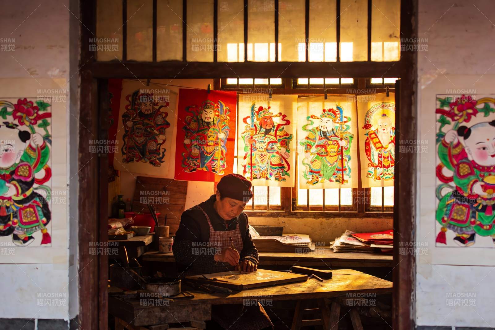 匠人专注绘制传统年画图片