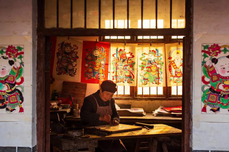 匠人专注绘制传统年画图片