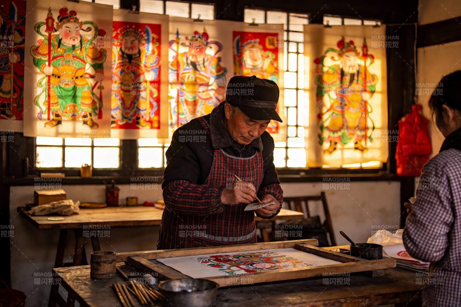 老人专注绘制传统年画图片