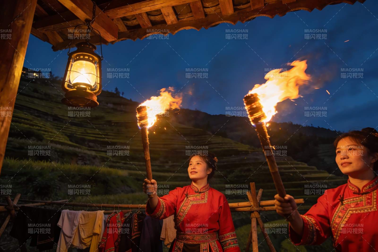 女子手持火把夜景图片