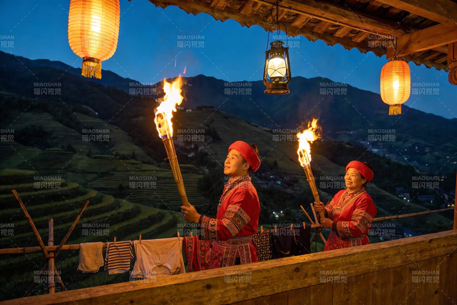 身着红装手持火把的民俗表演图片