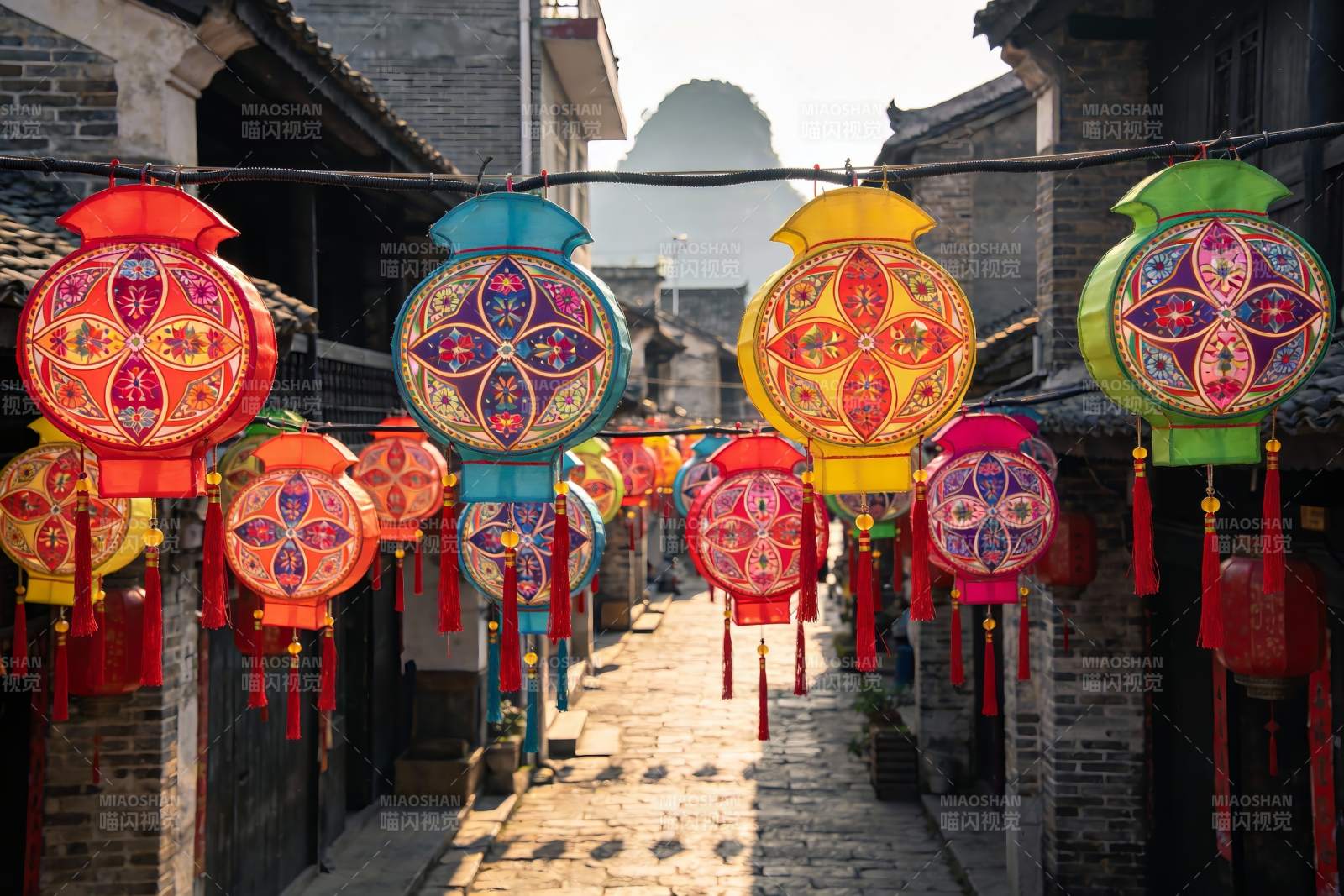 古巷挂彩灯节日氛围浓图片