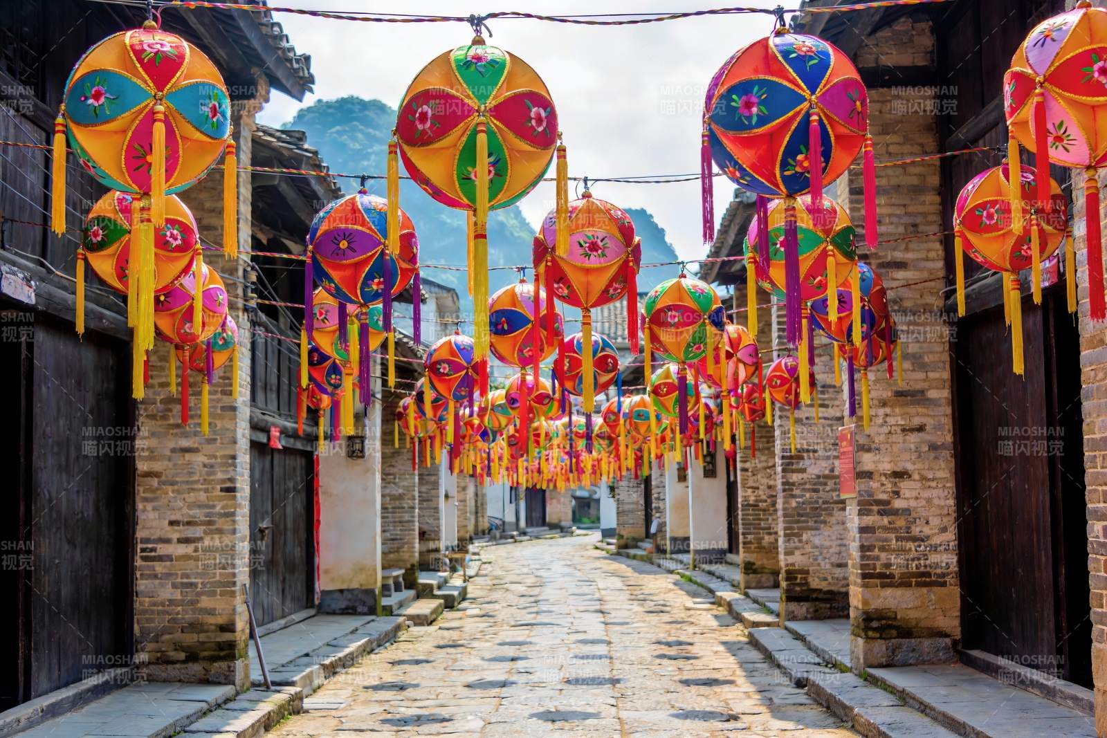 古街挂彩灯图片