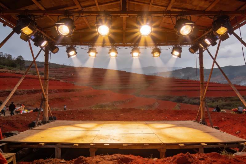 户外舞台灯光照红土梯田图片