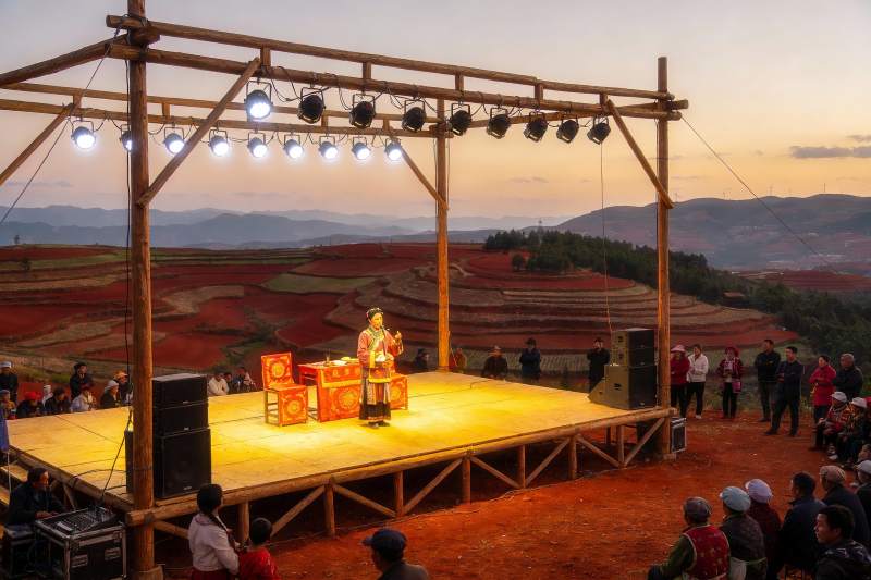 乡村舞台表演日落梯田风光图片