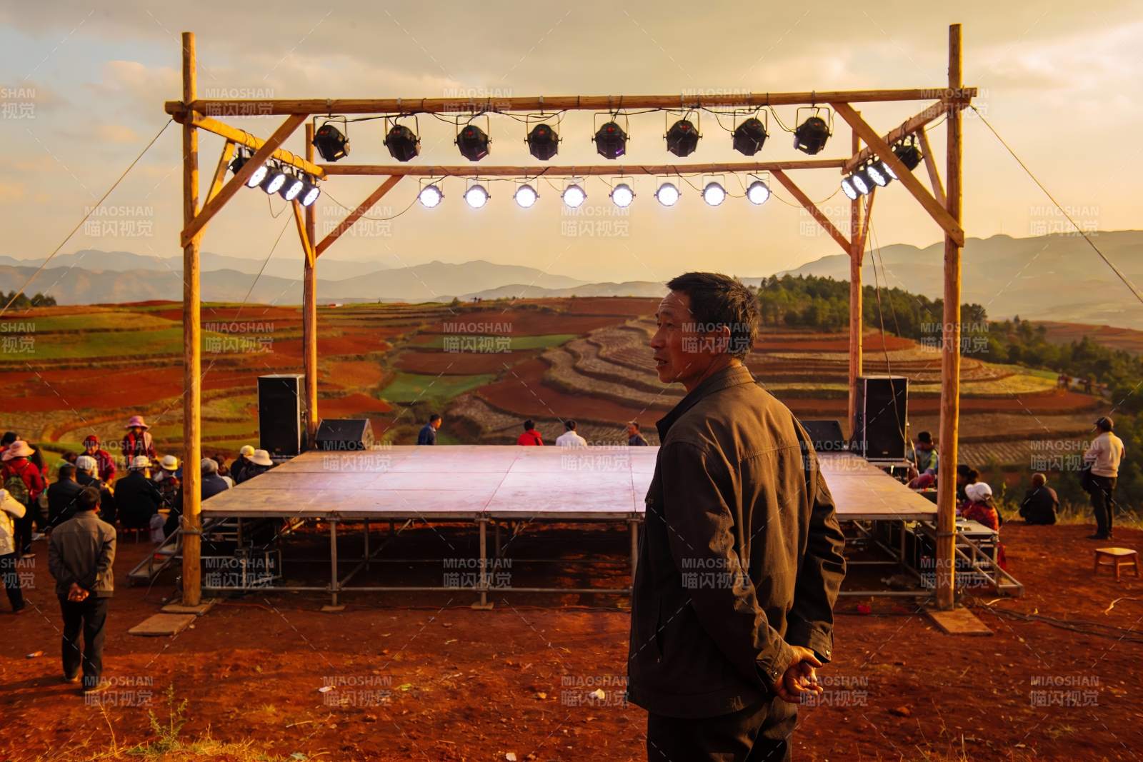 乡村舞台搭建现场图片