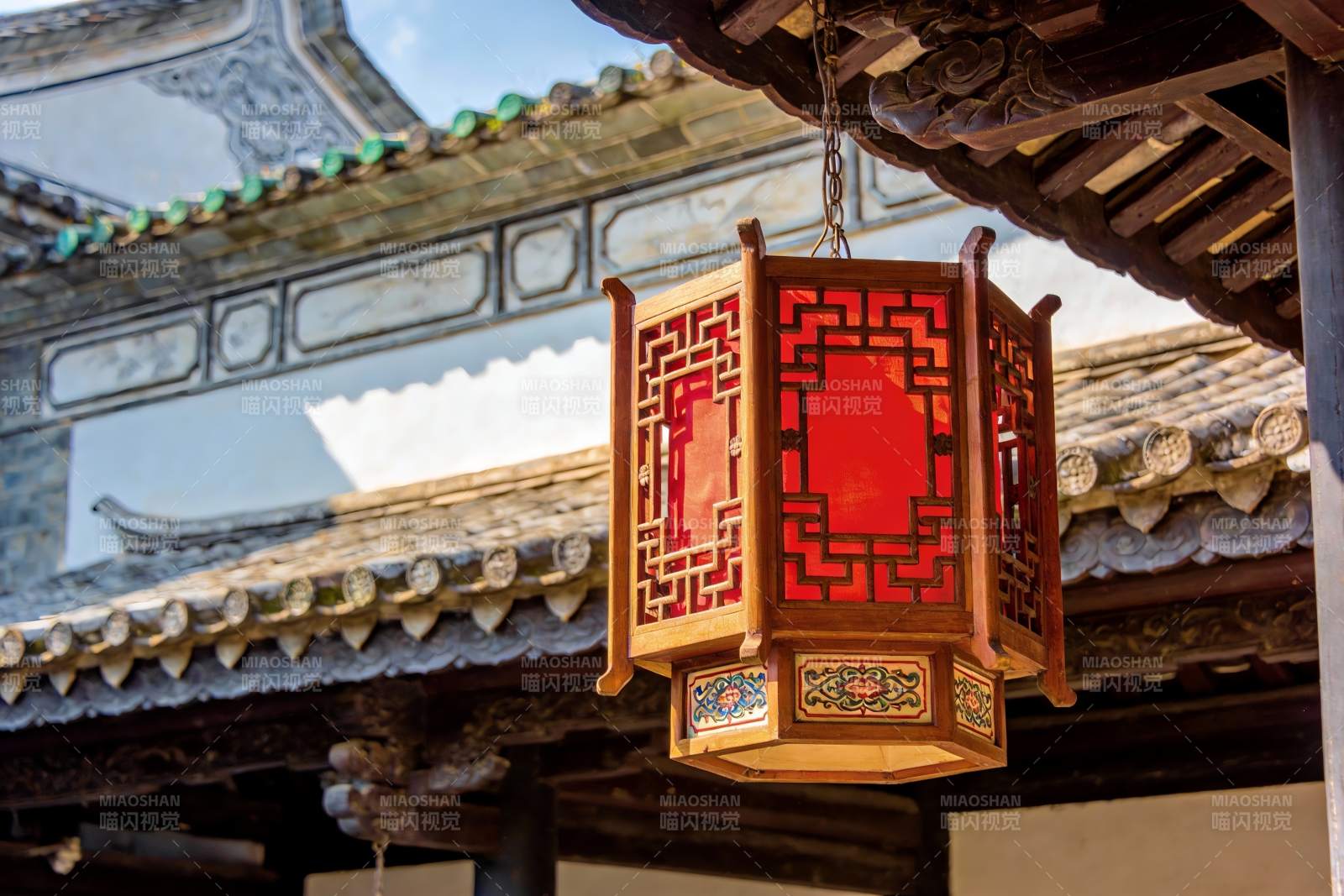 古建筑前悬挂的红色灯笼图片