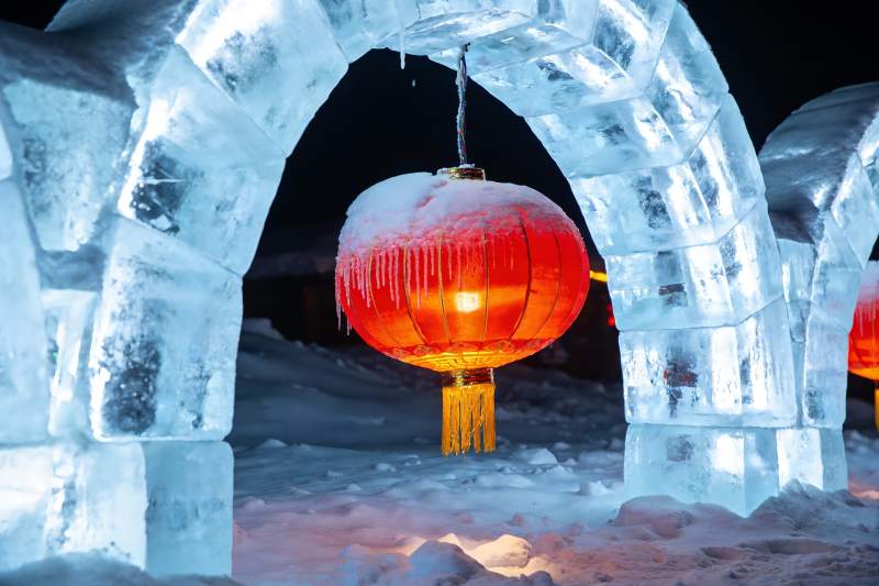 冰雕拱门红灯笼夜景图片