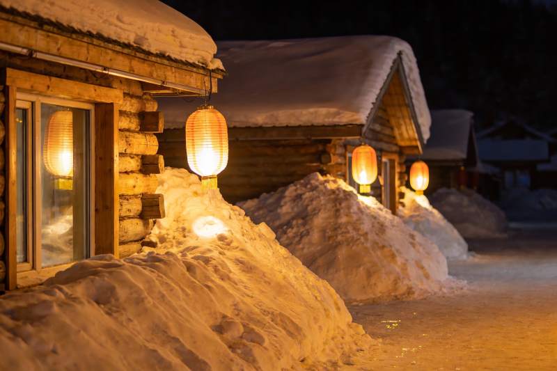 雪夜木屋灯笼暖光图片