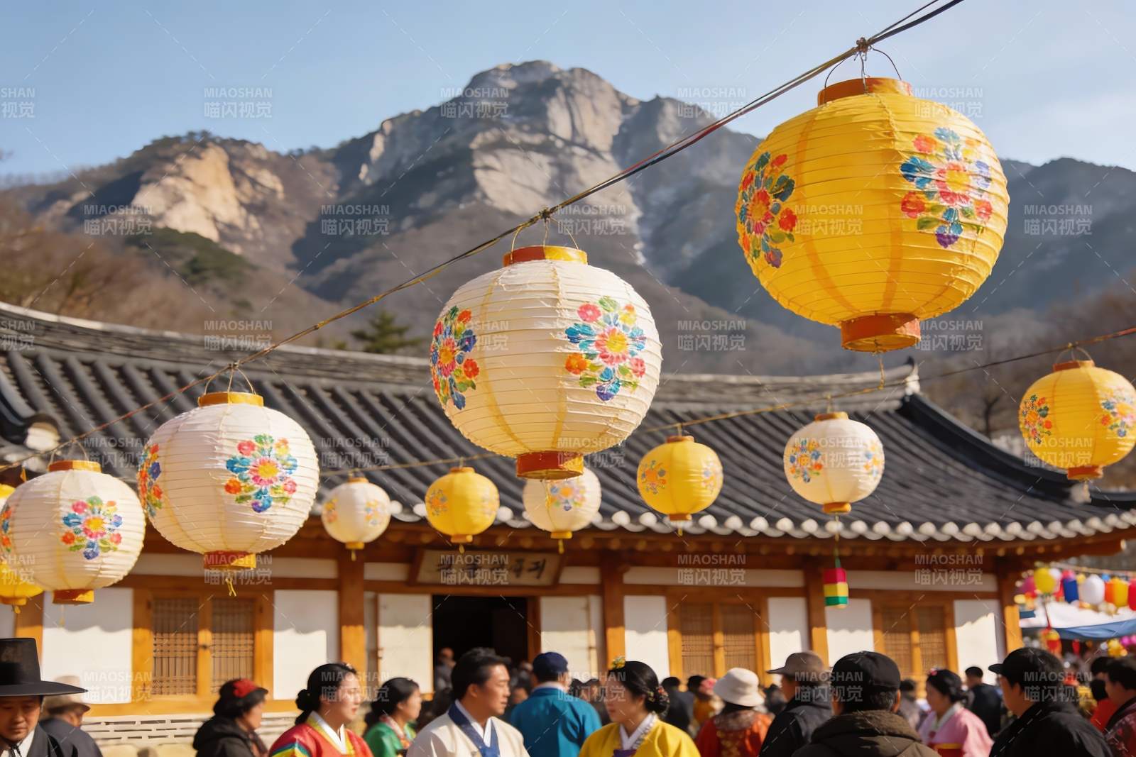 传统建筑前的灯笼节庆图片