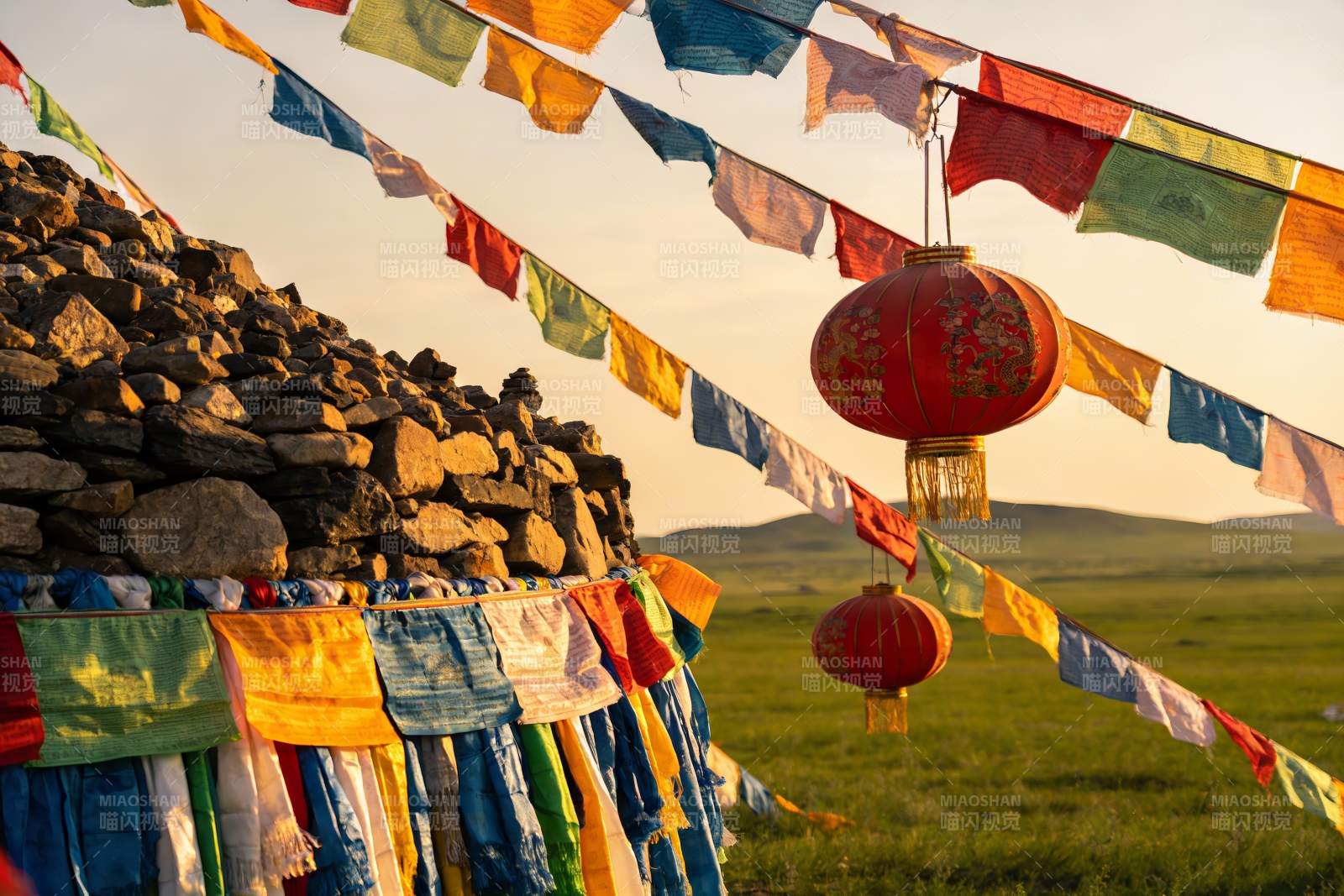 草原石堆彩旗红灯笼图片