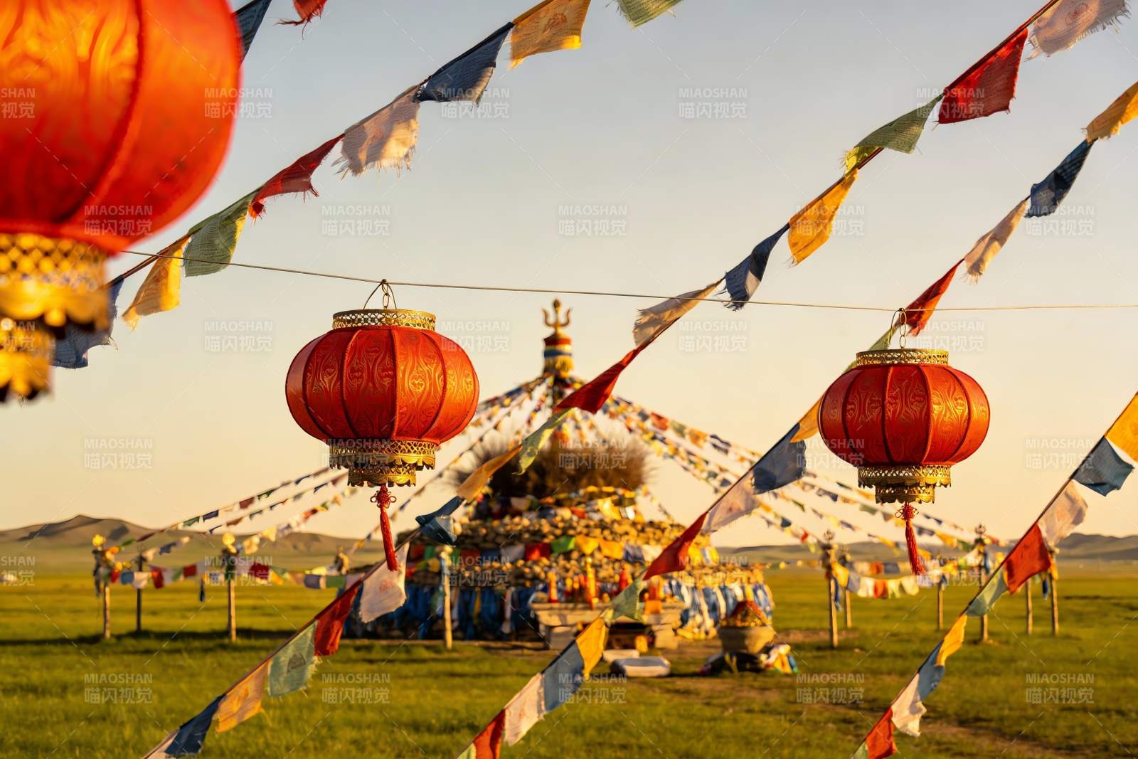 草原上的红色灯笼与经幡图片