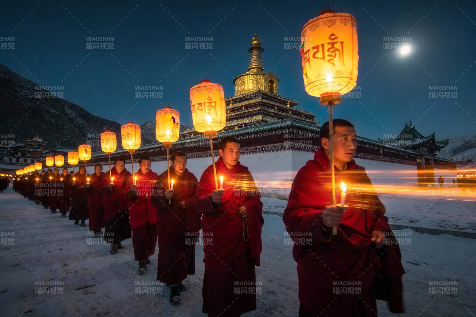 僧侣雪夜持灯行进仪式图片