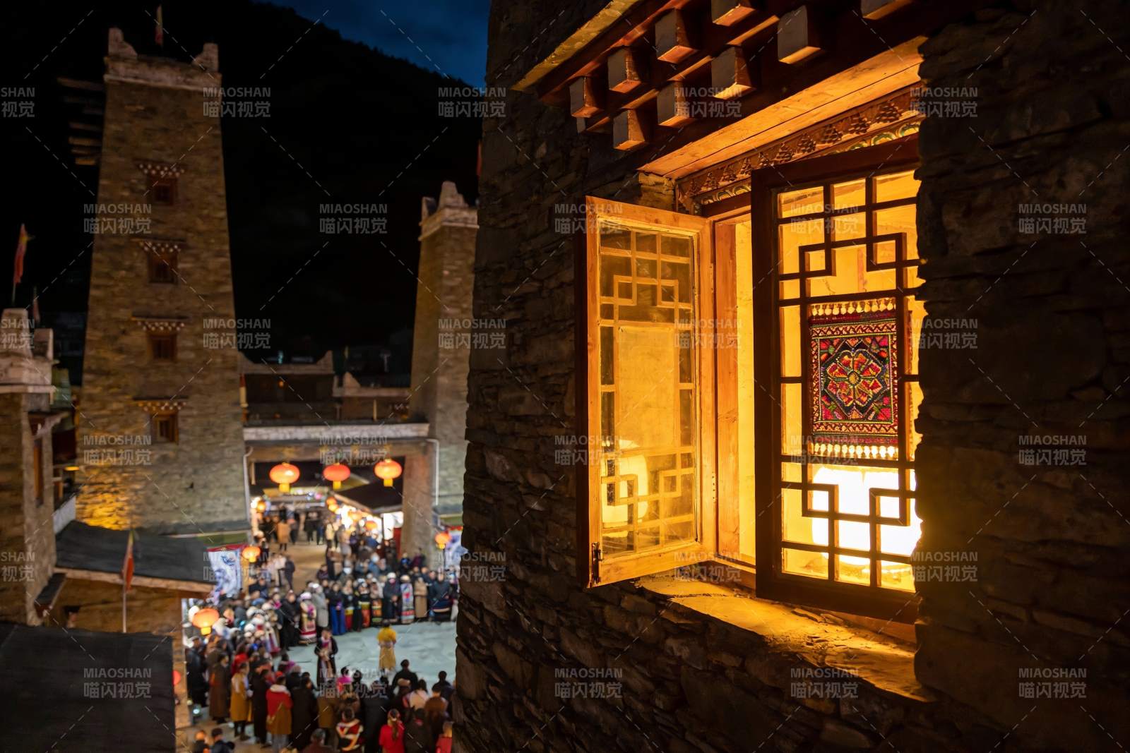 夜幕下古塔灯火辉煌人群熙攘图片