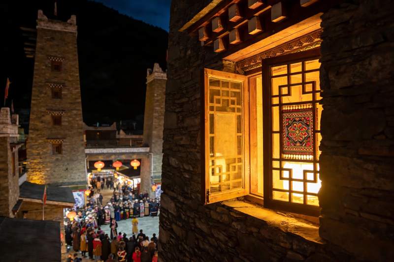 夜幕下古塔灯火辉煌人群熙攘图片