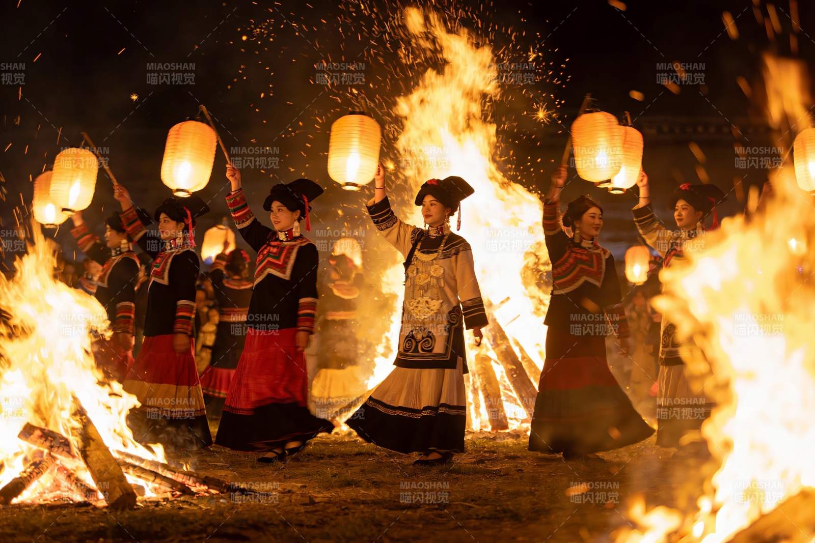 民族女子篝火晚会手持灯笼图片