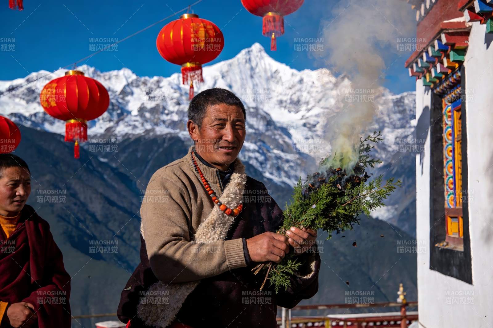 雪山前僧侣手持香草仪式图片