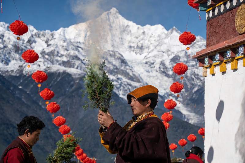 雪山前寺庙仪式人物图片