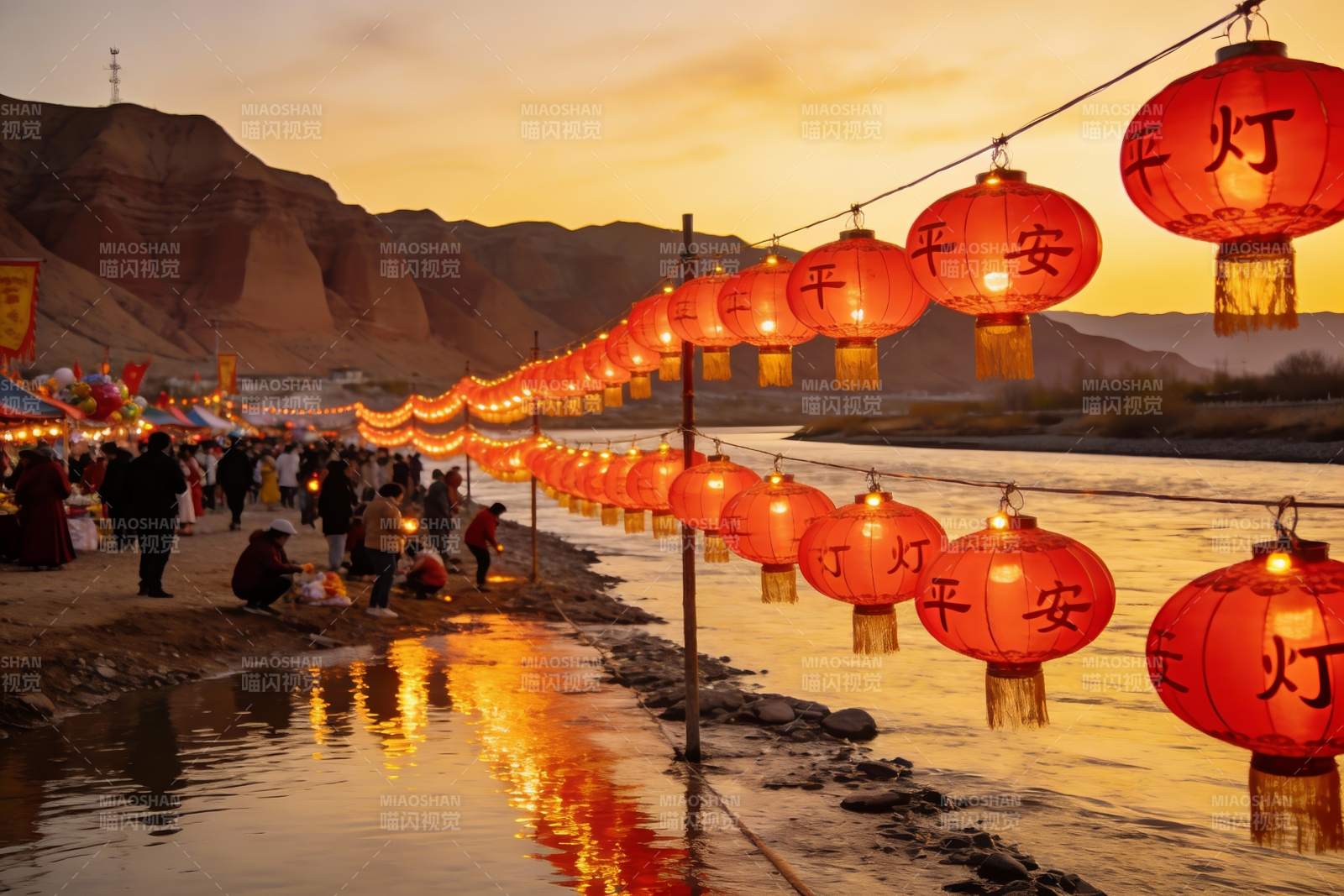 河边夜市灯笼高挂人群熙攘图片