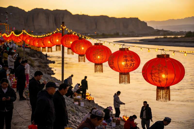 河边夜景灯笼高挂人群聚集图片