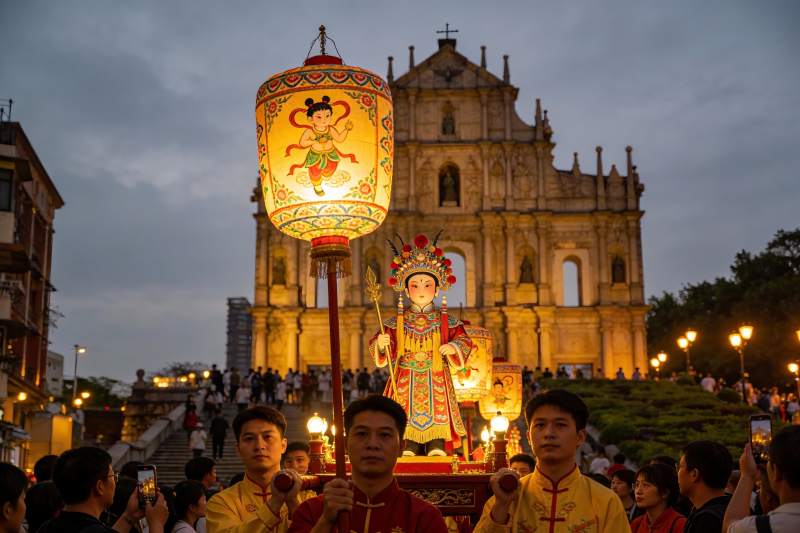 古建筑前灯笼游行盛况图片