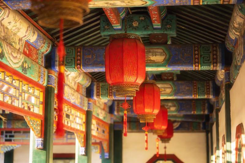 古建筑彩绘屋檐与红灯笼图片