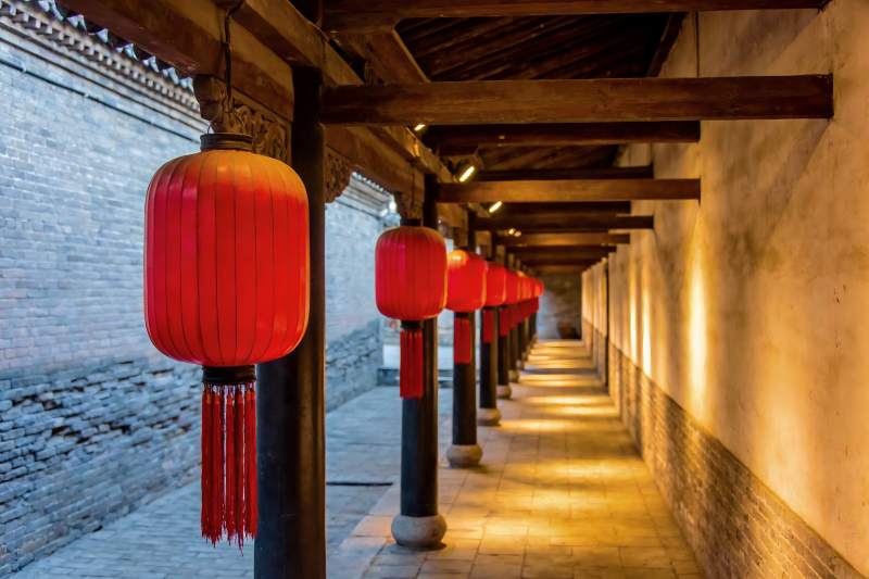 古色古香长廊红灯笼图片