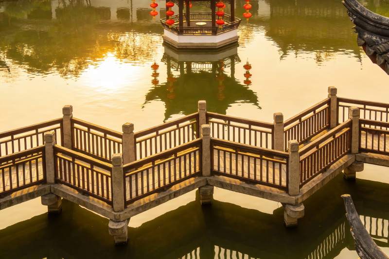 古桥流水红灯笼图片