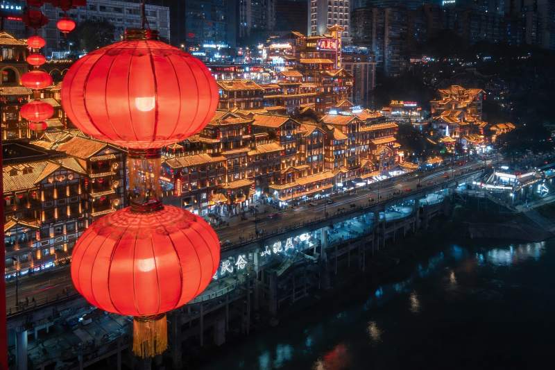 夜景城市灯火辉煌红灯笼高挂图片