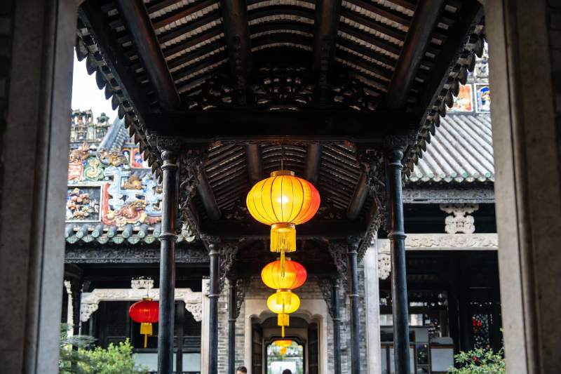 古建筑庭院灯笼高挂图片