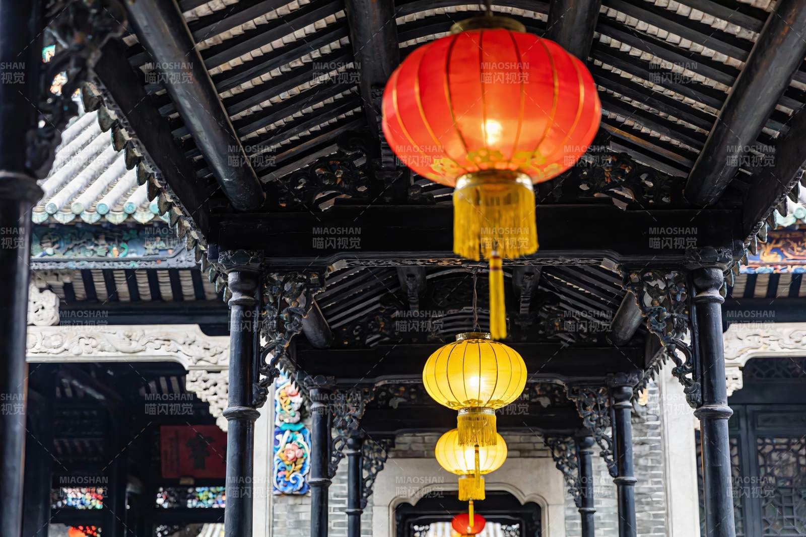 古建筑廊檐红黄灯笼高挂图片