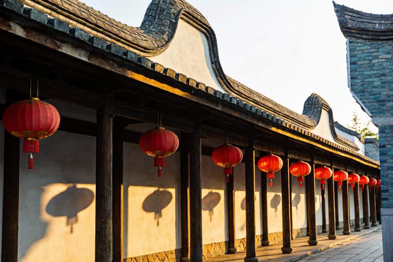 古建筑长廊挂红灯笼图片