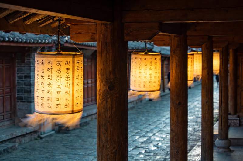 古巷夜灯映木廊图片