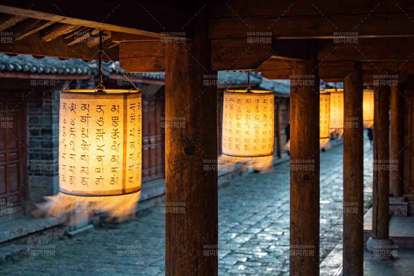 古巷夜灯映木廊图片