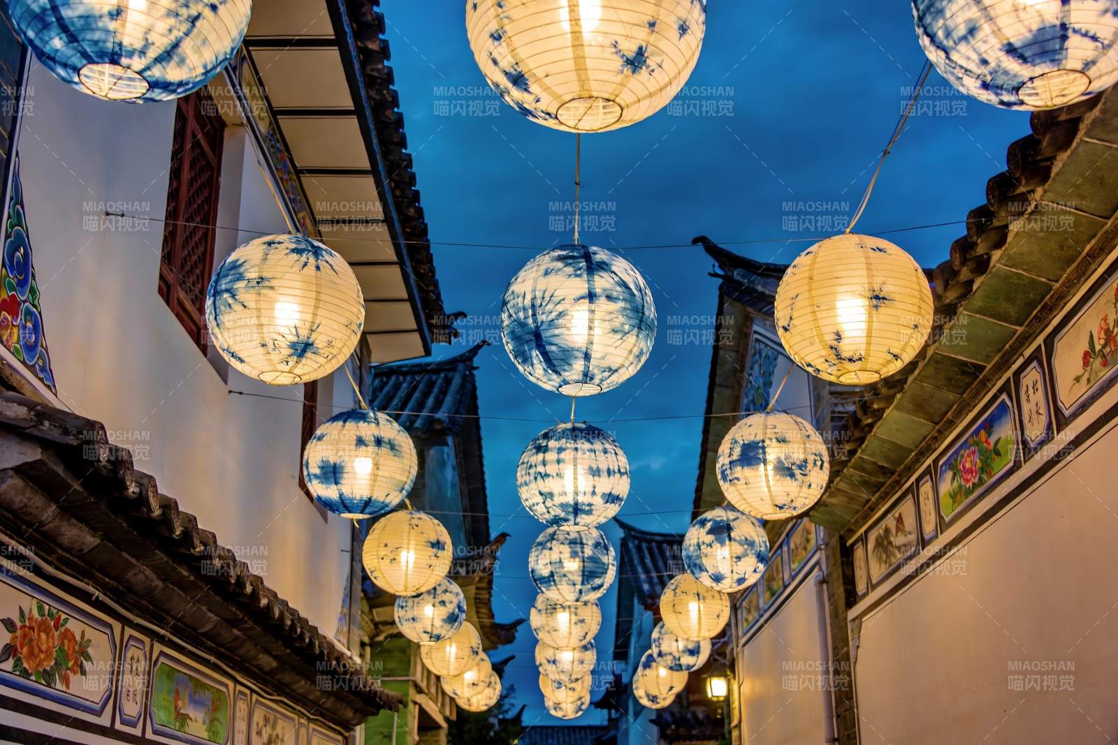 古街夜景灯笼高挂图片