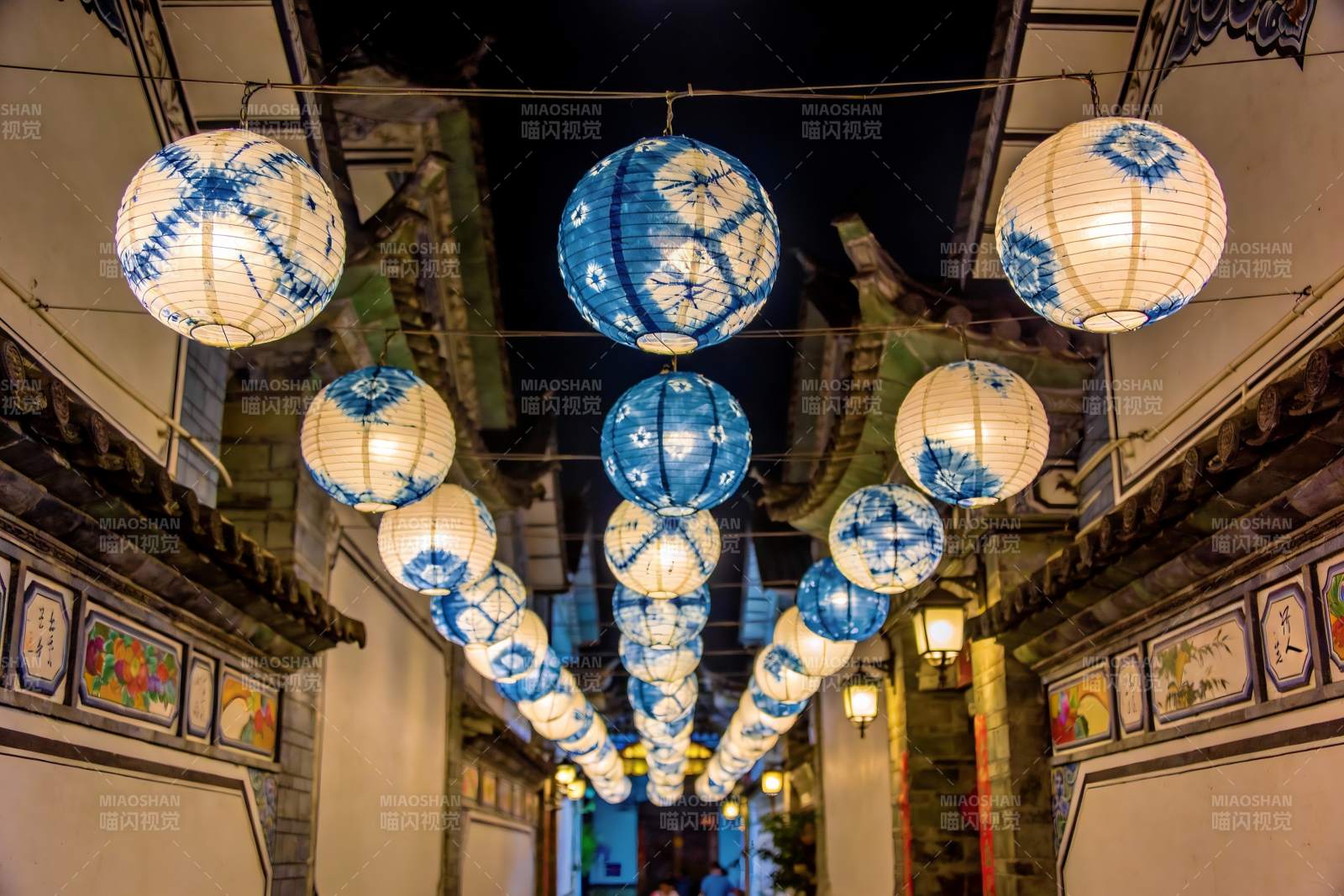 夜游古街灯笼高挂图片