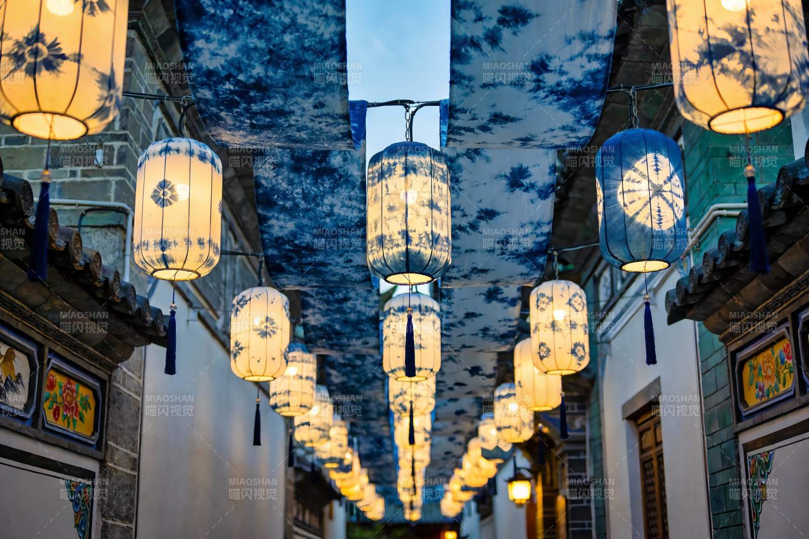 古巷夜景灯笼高挂图片
