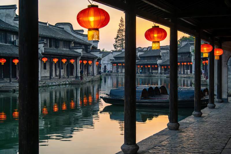 古街水乡夜景红灯笼图片